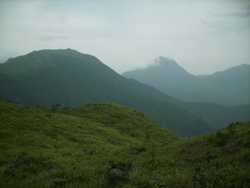 IMG_0106.JPG - 近為大東山，遠為鳳凰山