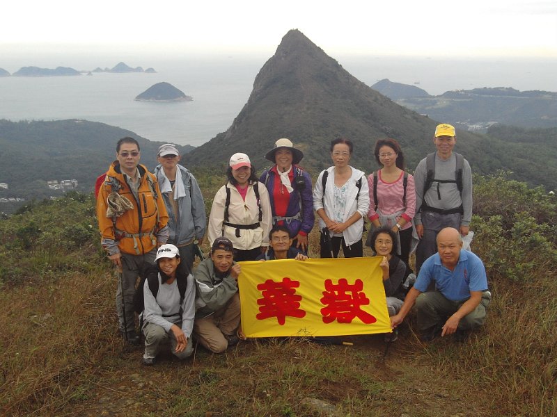 PHOT0105.JPG - 合照於廟仔墩(背景為釣魚翁山)