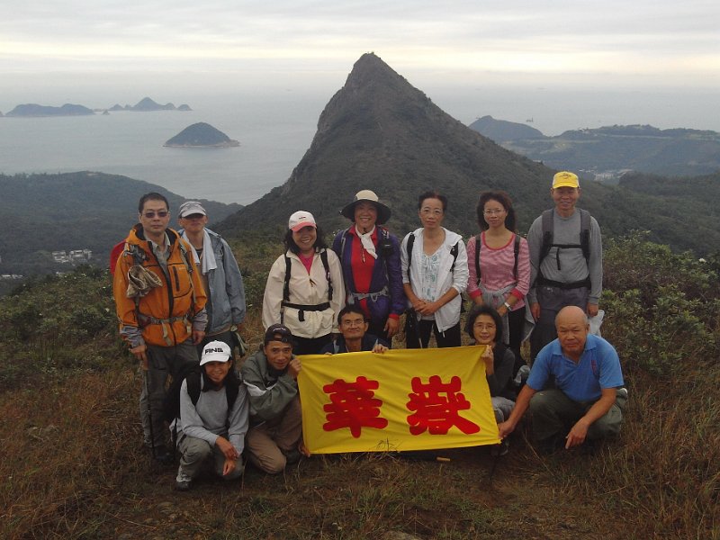 PHOT0106.JPG - 合照於廟仔墩(背景為釣魚翁山)