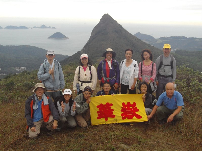 PHOT0107.JPG - 合照於廟仔墩(背景為釣魚翁山)