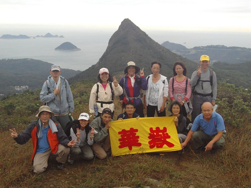 PHOT0108.JPG - 合照於廟仔墩(背景為釣魚翁山)