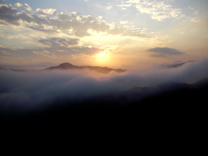 121.JPG - 黃昏麗景----雲霧中的日落