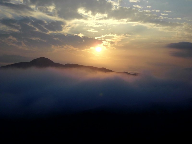 122.JPG - 黃昏麗景----雲霧中的日落