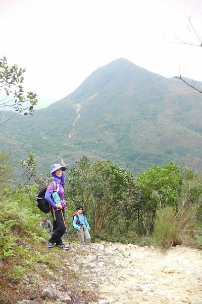 IMG_0036.JPG - 背景為雷打石山，大家剛從那兒過來。