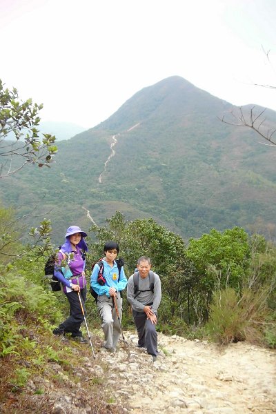 IMG_0037.JPG - 背景為雷打石山，大家剛從那兒過來。