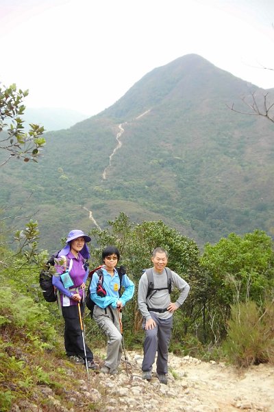 IMG_0038.JPG - 背景為雷打石山，大家剛從那兒過來。