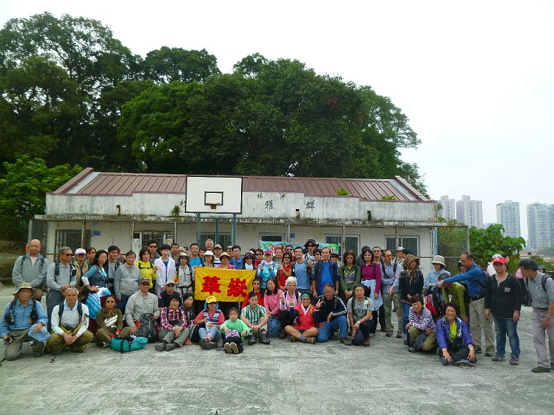 P1810017.JPG - 群雅學校外空地來一一幅大合照。