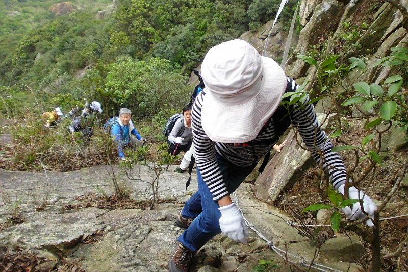 IMG_0030.JPG - 登石馬前路段較斜，幸有繩輔助。