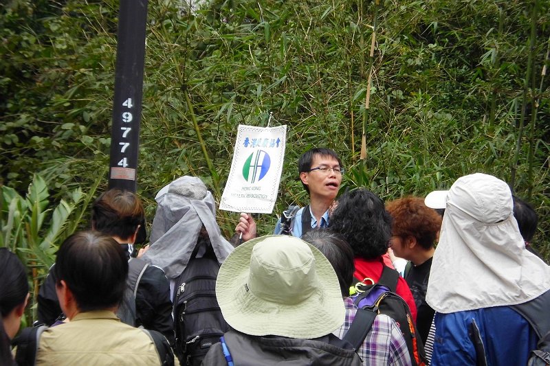 IMG_0058.JPG - 領隊陳錫恩先生講解有關植物知識