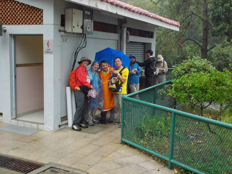 DSCN4111.JPG - 大休時下着雨，大家拿着傘站住吃午餐。