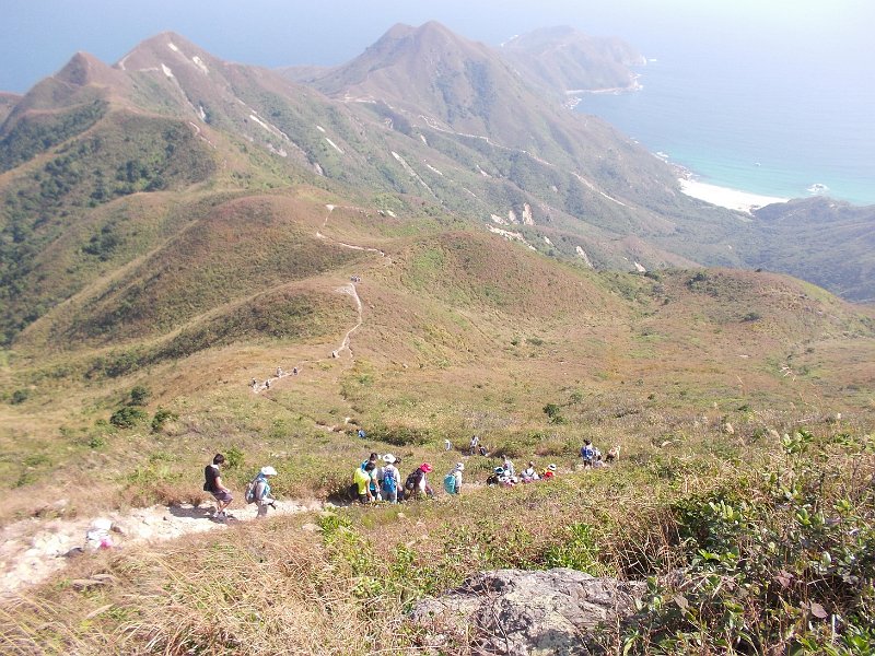 101.JPG - 大隊離開蚺蛇尖頂峄落山向米粉頂進發。             