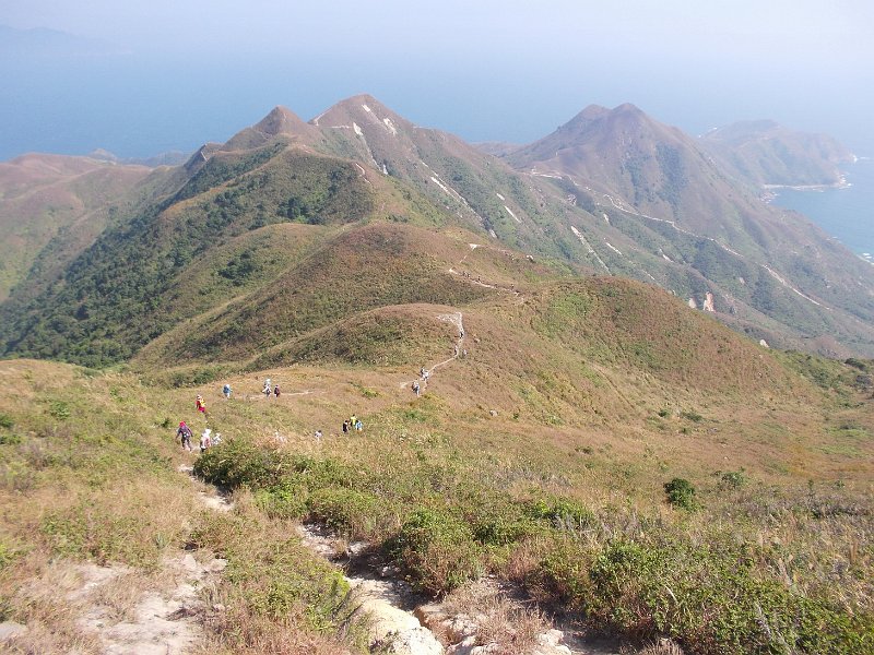 105.JPG - 大隊離開蚺蛇尖頂峄落山向米粉頂進發。             