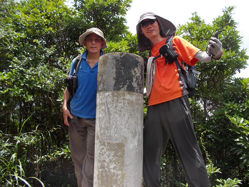 046.JPG -           大上托399M 標高柱。（上星期日狗肚山標高柱亦是399M，真巧合。）