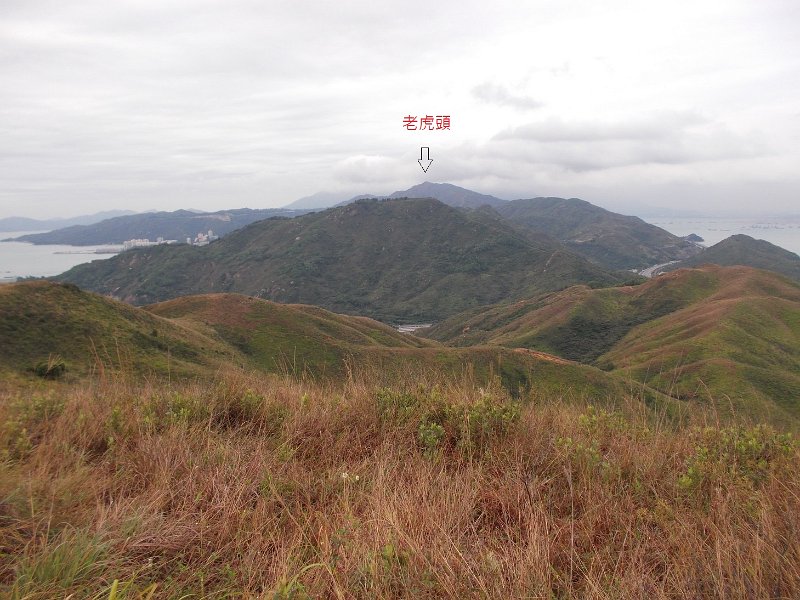 DSCN3336.JPG - 站於花瓶頂，遙看位於山巒起伏後的老虎頭，正是我們今天要去的地方。