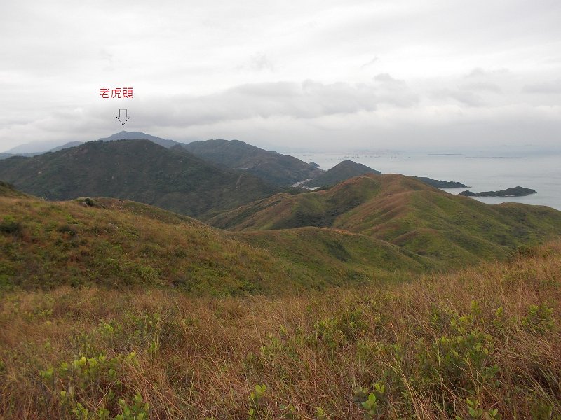 DSCN3348.JPG - 站於花瓶頂，遙看位於山巒起伏後的老虎頭，正是我們今天要去的地方。