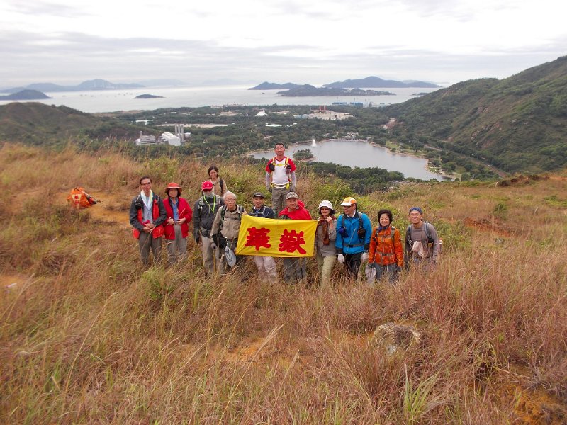 DSCN3371.JPG - 大合照以迪士尼及迪欣湖為背景