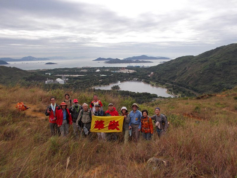 DSCN3373.JPG - 大合照以迪士尼及迪欣湖為背景