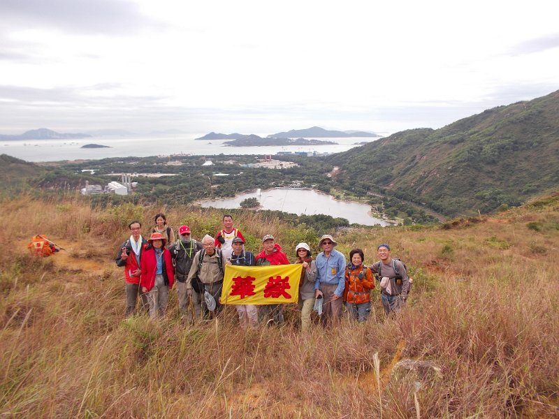 DSCN3374.JPG - 大合照以迪士尼及迪欣湖為背景